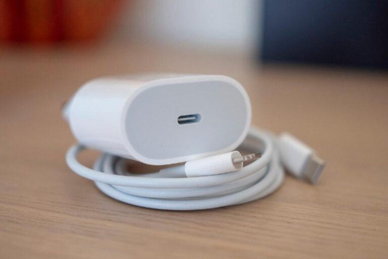 iPhone Charger – Introduction, History, And More